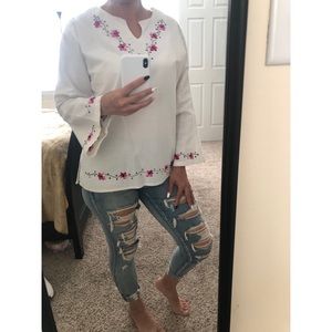 🐝 5 for $25🐝 White long sleeve blouse with embroidery